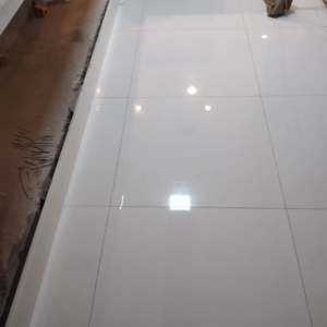 Acabamento perfeito e sofisticado com porcelanato de qualidade.